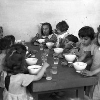 Luglio 1941: figlie delle mondine durante il pranzo alla Casa delle mondariso in viale Monte Kosica