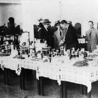 Cesena, Interni dello Stabilimento Arrigoni, visita di importatori tedeschi privati e militari, 1940-1941 circa (BCM Fondo Bacchi, FBP 1533)