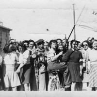Giovani partigiane il giorno della liberazione.