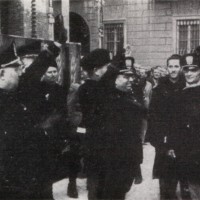 Mussolini davanti alla sede della Croce Rossa e dell’Assistenza pubblica durante la visita a Parma, 10 agosto 1941