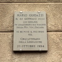 La lapide dedicata a Mario Guidazzi posta nel luogo dove fu assassinato
