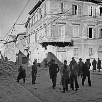Via Carbonari dopo la ritirata dei tedeschi, Palazzo del Ridotto a destra, ottobre 1944 (BCM Dellamore, FDP 1207)