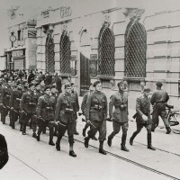 Militi fascisti in sfilata per il centro città
