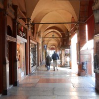  Porticato di Piazza Saffi, sulla sinistra il portone in legno della Pelliceria Matatia