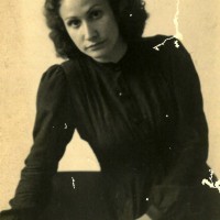 Clelia Manelli, partigiana, nel 1945 entra nella Giunta popolare del CLN modenese e nel 1946 nel Consiglio comunale. Tra le fondatrici dell’UDI, fa parte del Comitato provinciale
