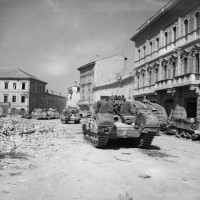 Carriarmati Sherman nella piazza principale di Portomaggiore, 20 aprile 1945.