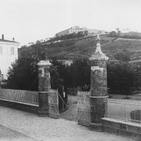 Ingresso del Giardino pubblico di Cesena prima della demolizione della cancellata nel 1936 (BCM Fondo Casalboni, FCP 64)