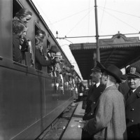 Saluto del Prefetto Boltraffio e del Segretario federale Franz Pagliani alla partenza dalla stazione di Modena il 2 aprile 1940