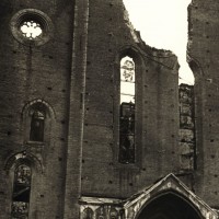 La facciata della chiesa di San Francesco, danneggiata dai bombardamenti