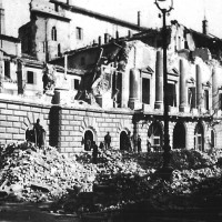 Il palazzo della Prefettura distrutto dalle bombe