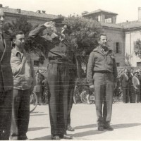 Sfilata della liberazione. Il primo a sinistra è il comandante unico delle forze partigiane modenesi Marco Guidelli Guidi.