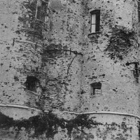 Particolare dell’esterno dell’abbazia di Santa Maria del Monte dopo i bombardamenti, ottobre 1944 (BCM Fondo Bacchi, FBP 531)
