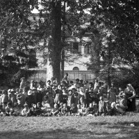 Bambini dei richiamati della Grande Guerra nel cortile  di Palazzo Pasolini