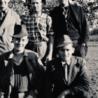 Alcuni ex prigionieri angloamericani mascherati da contadini nelle campagne modenese.