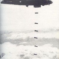 Grappoli di bombe sganciate dagli aerei alleati