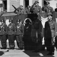 Picchetto della Felgendarmerie in Piazza Garibaldi per il giuramento dei reparti del nuovo esercito della RSI, Parma 28 ottobre 1943