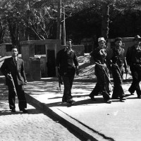 Partigiani attraversano Piazza Mazzini.