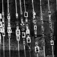 Fotografie dei partigiani esposte sul muro della Ghirlandina nell'immediato dopoguerra.