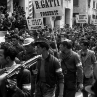 I sapisti sfilano il 5 maggio 1945 nel centro di Piacenza.
