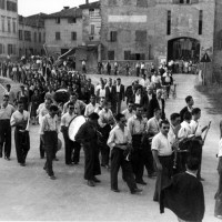 Corteo funebre a Soliera dopo la Liberazione. La banda accompagna la cerimonia, alla quale partecipa un gran numero di persone.