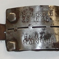 Una piastrina in metallo appartenuta a un internato militare modenese.