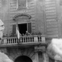Emilio Canzi parla alla folla dal Palazzo del Governatore dopo la liberazione