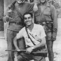 Il comandante Virgilio Guerci (accucciato) con gli amici partigiani G. Levoni (a sinistra) e R. Losi (a destra).