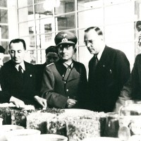 Giorgio Merk Ricordi mostra le produzioni Arrigoni ad ufficiali tedeschi (ANPI-Cesena)