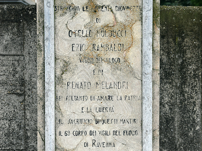 Cippo a ricordo dell'esecuzione di due Vigili del Fuoco. Vicolo dei Francesi, angolo via Narsete