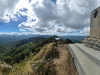 Monte Caio, presso il monumento a Bocchialini